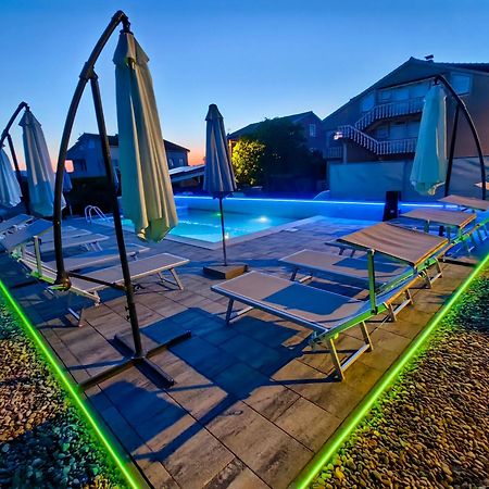 Apartments Lea With Pool Malinska Exterior foto
