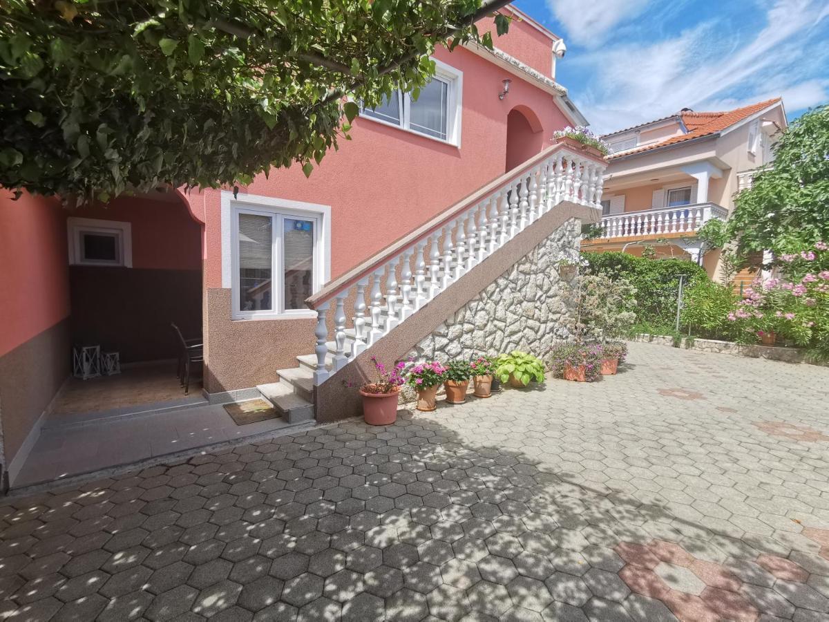 Apartments Lea With Pool Malinska Exterior foto