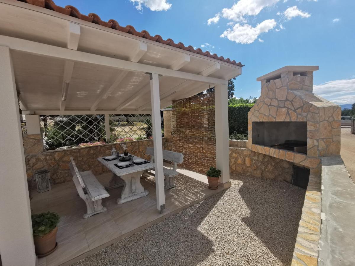 Apartments Lea With Pool Malinska Exterior foto