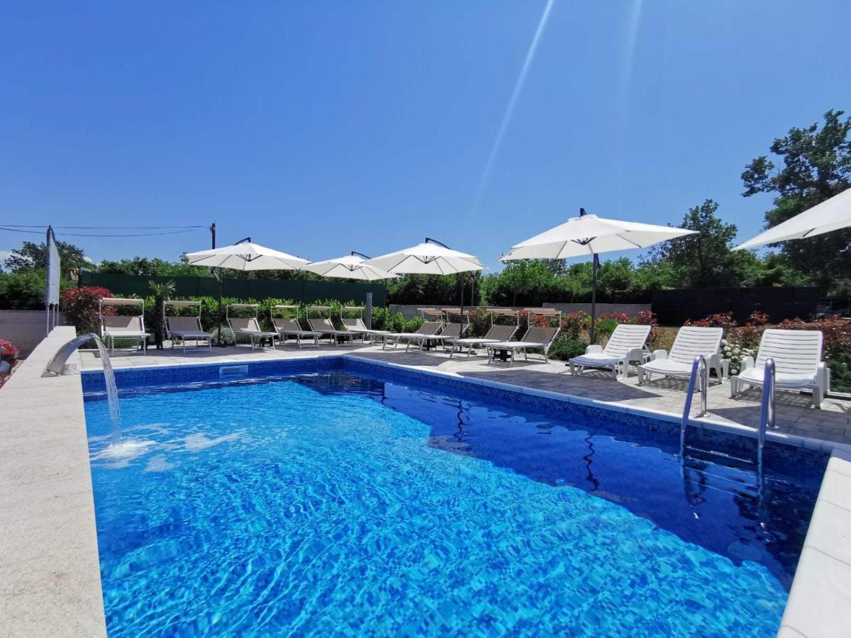 Apartments Lea With Pool Malinska Exterior foto