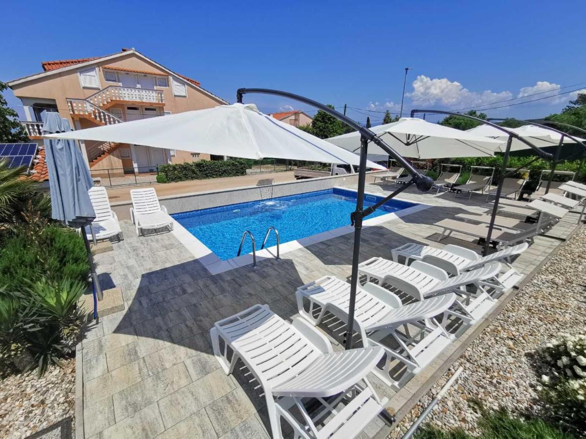 Apartments Lea With Pool Malinska Exterior foto