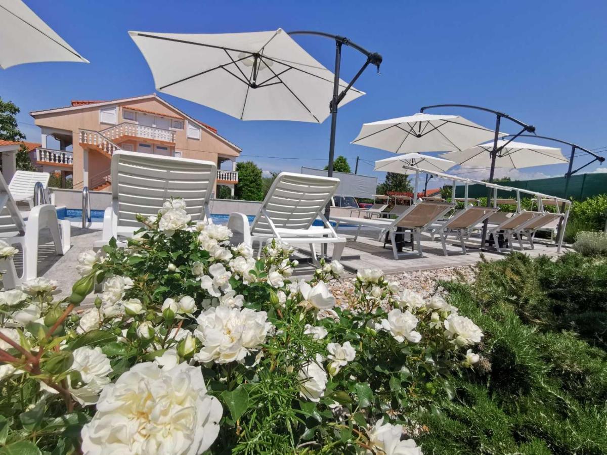 Apartments Lea With Pool Malinska Exterior foto