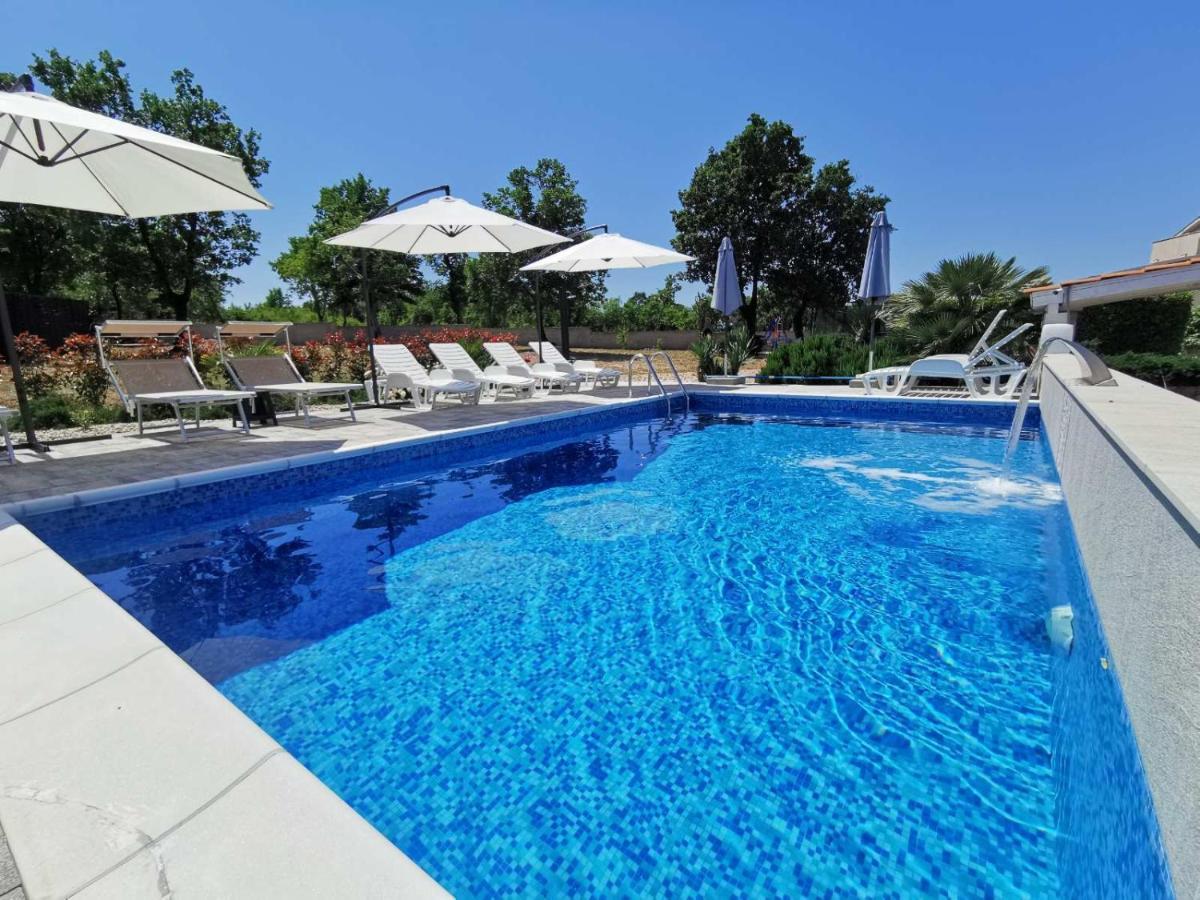 Apartments Lea With Pool Malinska Exterior foto
