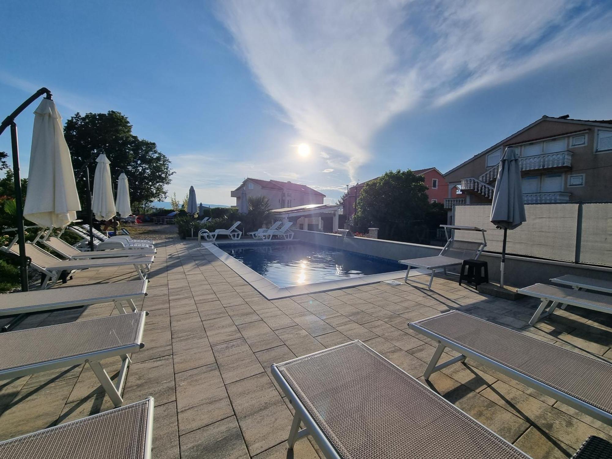 Apartments Lea With Pool Malinska Exterior foto