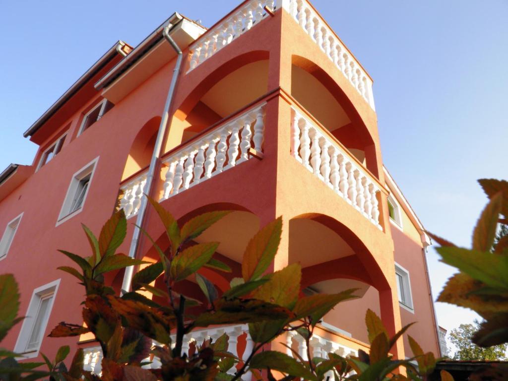 Apartments Lea With Pool Malinska Exterior foto