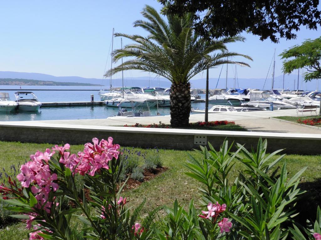 Apartments Lea With Pool Malinska Exterior foto