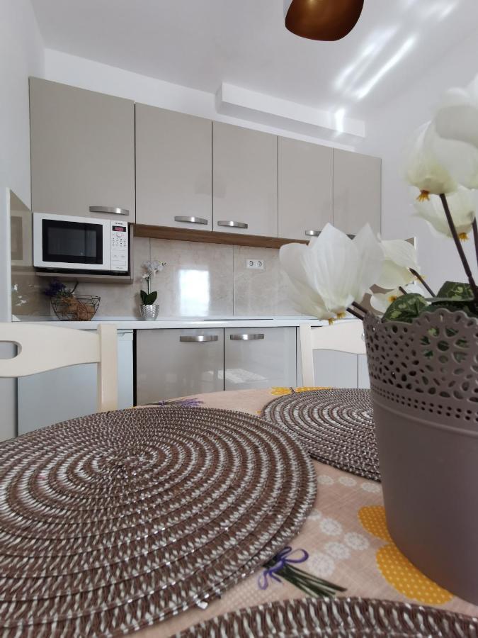 Apartments Lea With Pool Malinska Exterior foto