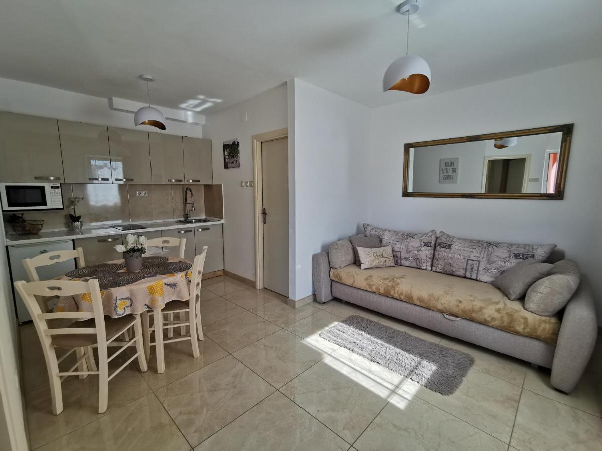 Apartments Lea With Pool Malinska Exterior foto